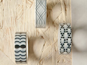 Gezeigt werden drei Tapes hochkant gestellt, sodass die schwarzweiß Muster zu sehen sind.